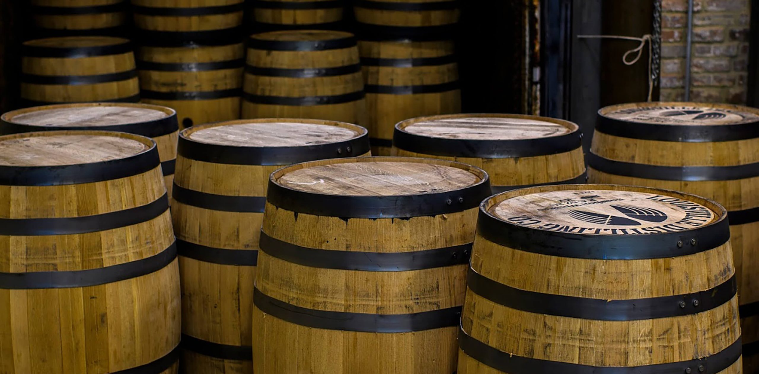 FY22_US_AngelsEnvy_WhiskeyHistory_TheOriginOfBarrels_Header_Desktop (1)