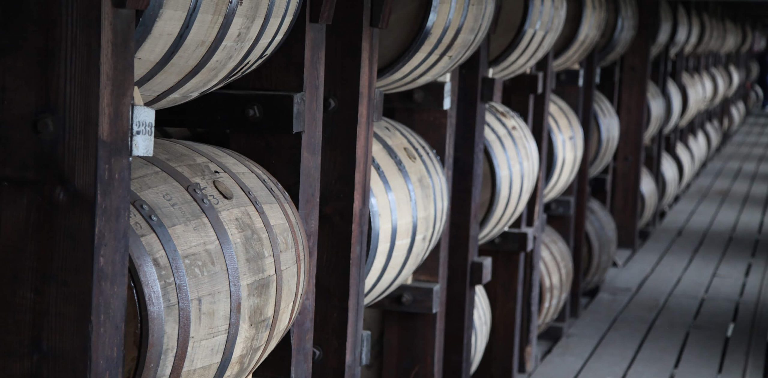 FY22_US_AngelsEnvy_WhiskeyHistory_AccidentalAgingAndTheBirthOfWhiskeyAsWeKnowIt_Header_Desktop (1)