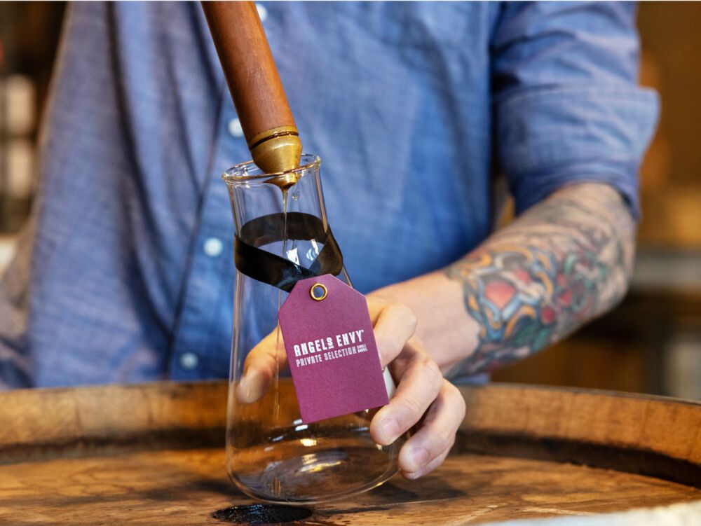 FY25_US_AngelsEnvy_Bourbon_Single-Barrel_Extraction_Desktop_Still
